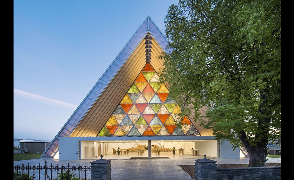 2014 : Shigeru Ban Tại Pháp, kiến trúc sư Nhật bản đã được biết đến với công trình Trung tâm nghệ thuật Pompidou-Metz, khánh thành năm 2010. Shigeru Ban cũng đã thiết kế tại Nhật « Nhà thờ Giấy » (Kobe, 1995) hoặc « Nhà trống » (Saintama, 2000) và Nhà thờ Christchurch (2013, ảnh) tại New Ziland. Ảnh: Stephen Goodenough/AP/SIPA