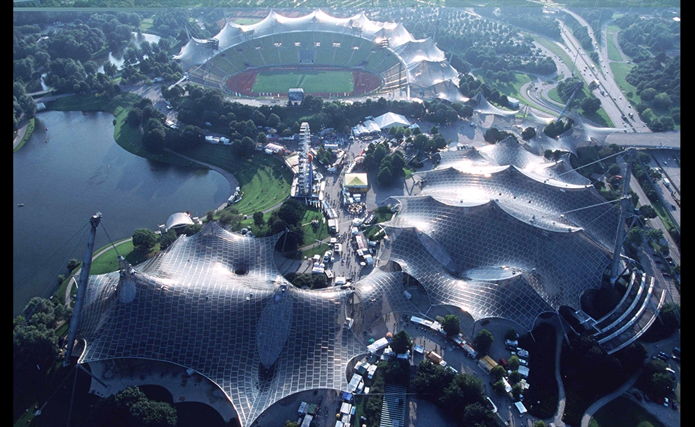 2015 : Frei Otto Frei Otto đã mất năm 2015, ngay khi được nhận Giải Nobel kiến trúc, với công trình tiêu biểu là mái che công trình kiến trúc thế vận hội olympic ở Munich (ảnh) thực hiện năm 1972 và Tòa nhà Đức tại Triển lãm quốc tế 1967 tại Montreal, cũng như Tòa nhà Nhật tại Triển lãm Hanovre năm 2000. Ảnh : Adenis/SIPA