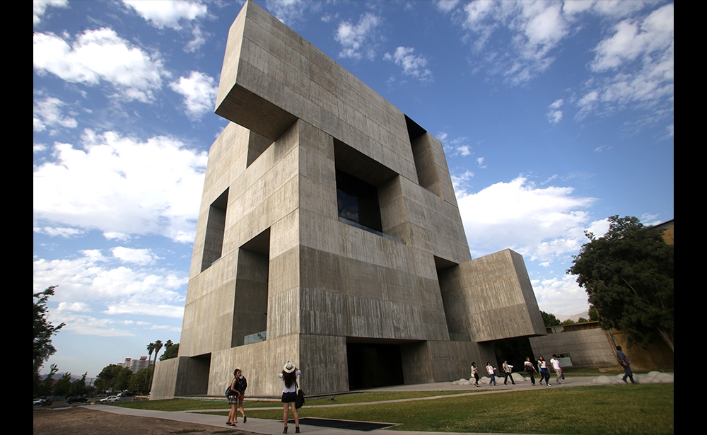 2016 : Alejandro Aravena Kiến trúc sư Alejandro Aravena tới từ Santiago, Chile đã trở thành chủ nhân Giải thưởng kiến trúc Pritzker 2016, đã hoàn thành các công trình đáng chú ý bao gồm Trung tâm sáng tạo trại San Joaquin (2014, ảnh), những tòa tháp kỳ quái (2005) cũng tại trại San Joaquin hoặc ký túc xá Trường đại học St Edwards tại Austin, Texas (2008). Ảnh: Claudio Reyes/AFP