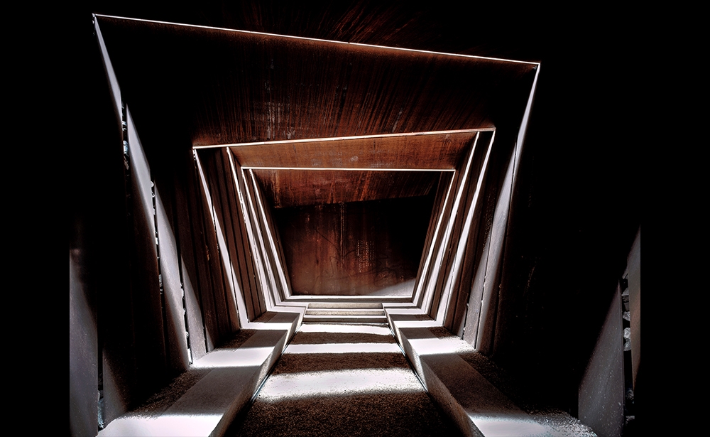 2017 : Rafael Aranda, Carme Pigem và Ramon Vilalta Nhóm kiến trúc sư người Catalan (Tây Ban Nha), với tên gọi RCR (theo tên viết tắt của 3 thành viên), được vinh danh giải thưởng Priktzer. Rafael Aranda, Carme Pigem và Ramon Vilalta đã thực hiện công trình Bảo tàng Soulages (Rodez, Pháp). Họ cũng được lựa chọn để thiết kế Trục nghệ thuật trên đảo Seguin, một hòn đảo trên sông Seine giữa Boulogne-Billancourt và Sèvres, ở vùng ngoại ô phía tây Paris. Ảnh trên miêu tả công việc họ đã thực hiện trong năm 2007 ở công trình nhà sản xuất rượu nho Bell - Lloc ở Girona, Tây Ban Nha. Ảnh: Hisao Suzuki/courtesy of the Pritzker Architecture Prize