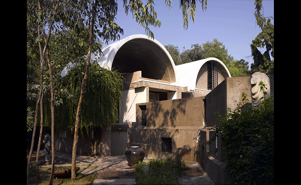 2018 : Balkrishna Doshi Balkrishna Doshi là người Ấn độ đầu tiên được nhận giải «Nobel Kiến trúc» năm 2018. Người học trò của kiến trúc sư người Pháp Le Corbusier theo trường phái hiện đại, «hoàn toàn gắn kết với sự bền vững», một giám khảo của Giải Pritzker nhận xét. Kiến trúc sư Balkrishna Doshi đã thực hiện một số dự án nổi bật tại Ấn Độ bao gồm : tổ hợp nhà ở giá rẻ Aranya ở Indore (1989), Phòng trưng bày nghệ thuật dưới lòng đất Amdavad ni Gufa tại Ahmedabad (1995), Studio của công ty kiến trúc Sangath (1981) Ảnh : Sipa