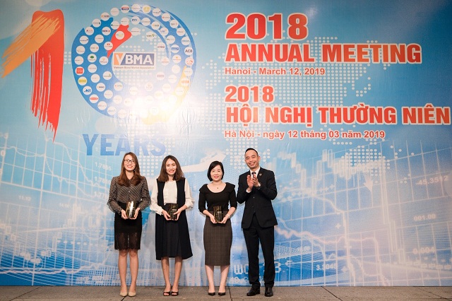 Đại diện MSB, bà Hồ Thị Quỳnh Hương - Giám đốc quản lý giao dịch trái phiếu Chính phủ (thứ 2 từ trái sang) nhận giải thưởng từ VBMA