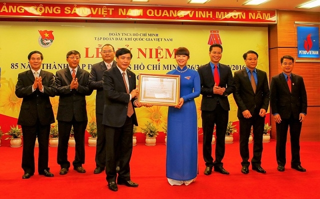 Đoàn PVN đón nhận Huân chương Lao động hạng Nhì do đồng chí Bùi Văn Cường, Ủy viên Trung ương Đảng, nguyên Bí thư Đảng ủy Khối DN Trung ương, Chủ tịch Tổng Liên đoàn Lao động Việt Nam trao tặng