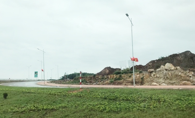 Mặc dù hạ tầng giao thông Vân Đồn đã được kết nối ra bên ngoài, nhưng hạ tầng xã hội vẫn chưa phát triển