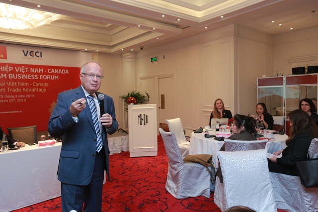 Ông Bryon Wilfert – Chủ tịch Canada Trade Link chia sẻ tại hội thảo