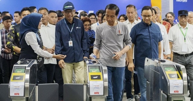 Tổng thống Indonesia, ông Joko Widodo, người từng khởi động dự án vào năm 2013, đã chính thức có mặt trong buổi giới thiệu chuyến tàu đầu tiên ( Ảnh: Bloomberg)