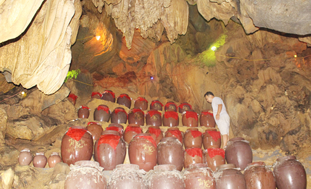 Rượu men lá Na Lang được ủ trong hang đá tự nhiên