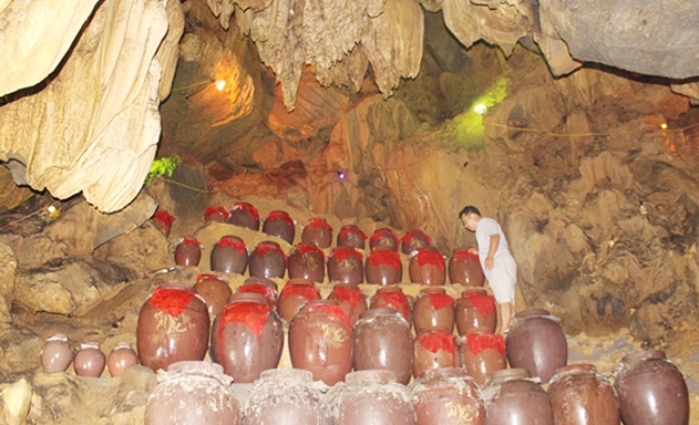 Rượu men lá Na Lang được ủ trong hang đá tự nhiên