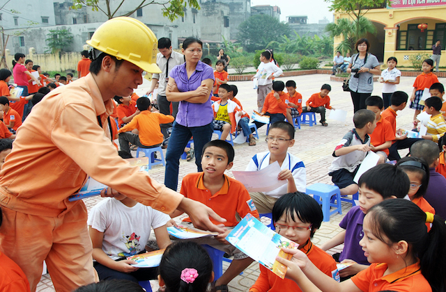 Giá điện hiện nay bao gồm cả chi phí tuyên truyền tiết kiệm điện cho các khách hàng sử dụng (Ảnh: Internet)