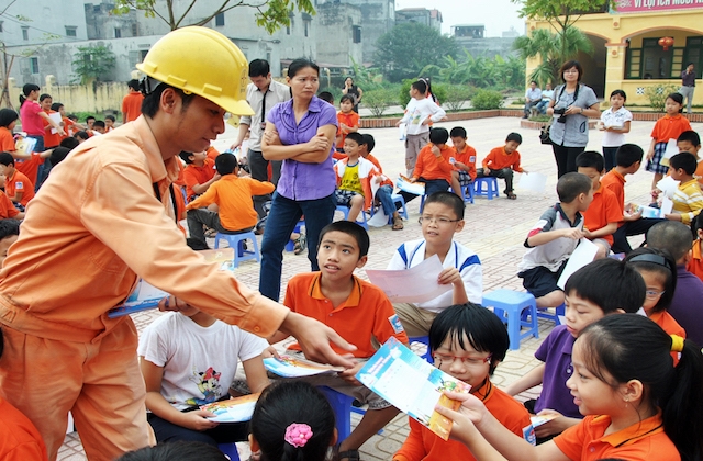 Giá điện hiện nay bao gồm cả chi phí tuyên truyền tiết kiệm điện cho các khách hàng sử dụng (Ảnh: Internet)