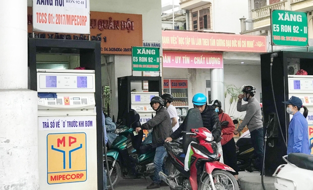 Một số cây xăng treo biển tạm hết xăng Ron 95