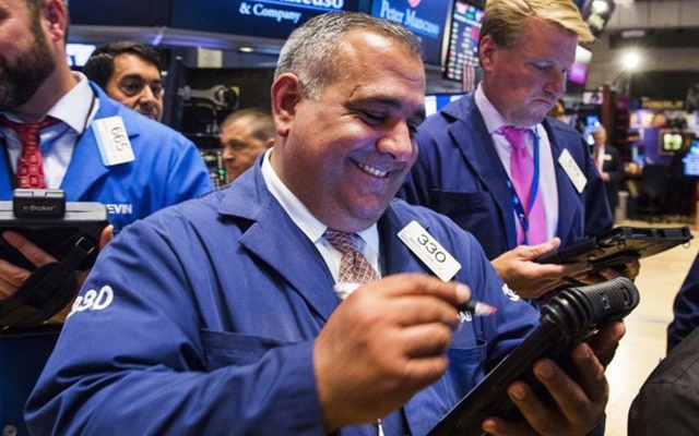 Dow Jones vọt tăng hơn 300 điểm nhờ số liệu sản xuất khả quan (Ảnh Internet)