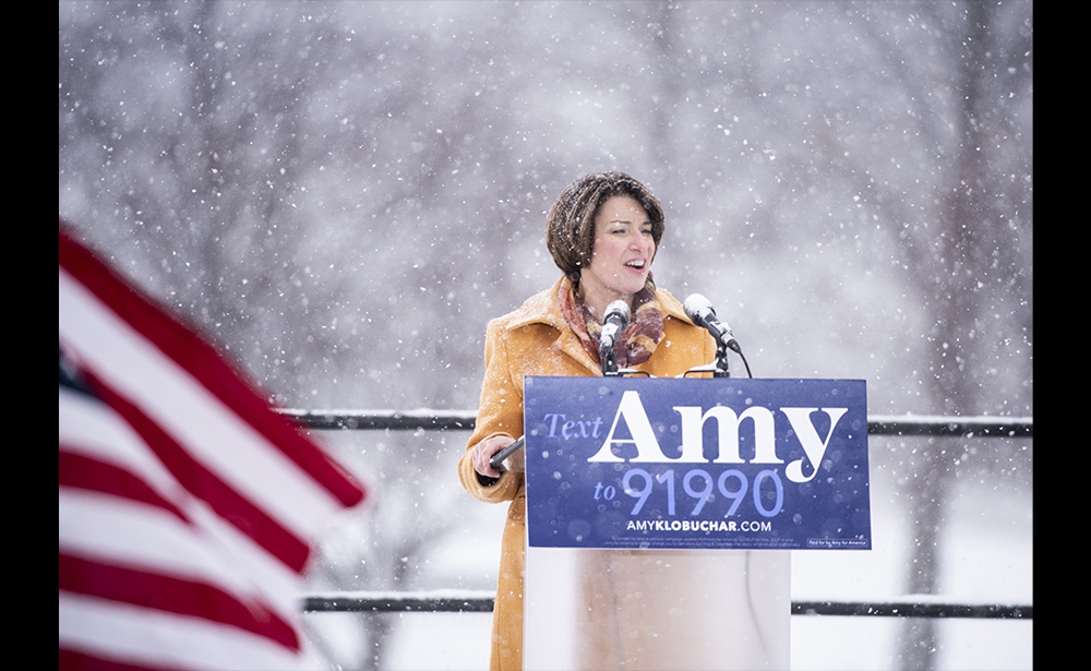 Amy Klobuchar Tiêu đề cuốn tự truyện Vạch trần Thượng nghị sĩ, đã tóm tắt cách tiếp cận của nghị sĩ, 58 tuổi, bang Minnesota nhiệm kỳ thứ ba. Bà nhấn mạnh việc tham gia cuộc đua tranh chức Tổng thống Mỹ là vì tất cả người dân Mỹ, đồng thời cam kết nếu trở thành Tổng thống, bà sẽ dẫn dắt nước Mỹ từ trái tim. Là con gái của một nhà báo nổi tiếng người Slovenia, Amy Klobuchar đã nghiên cứu khoa học chính trị tại Yale và luật tại Đại học Chicago. Bà trở thành luật sư và sau đó là một công tố viên ở Minneapolis trước khi gia nhập Thượng viện vào năm 2007, nơi bà đã đạt được uy tín trong giải quyết các vấn đề ảnh hưởng đến cuộc sống hàng ngày của người Mỹ nói chung và người tiêu dùng nói riêng. Lợi thế: trung lập nên bà biết làm thế nào để hòa hợp với các đối thủ để bỏ phiếu cho các văn bản lập pháp. (Ảnh: Stephen Maturen / AFP)
