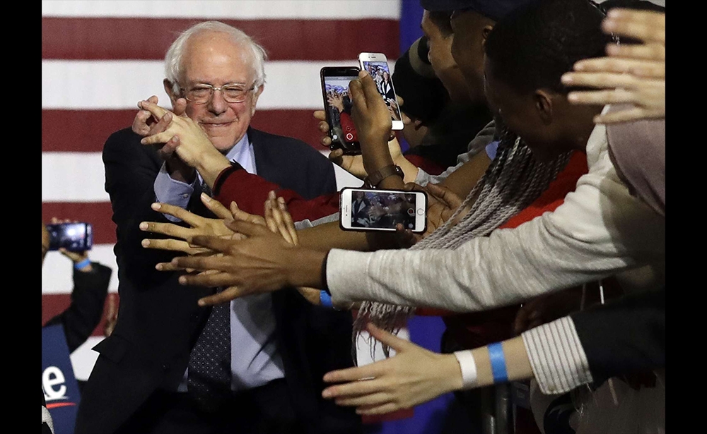Bernie Sanders Ông là Thượng nghị sĩ độc lập bang Vermont và ứng cử viên không may mắn trước cựu ngoại trưởng Hilary Clinton trong các cuộc bầu cử sơ bộ của đảng Dân chủ năm 2016 để trở thành đại diện của phe cánh tả tham gia tranh cử Tổng thống Mỹ. Tuy nhiên, phía đảng Dân chủ xã hội cho biết cuộc vận động chiến dịch lần này rất khác biệt, vì những ý tưởng của ông, được coi là triệt để và cực đoan, hiện được hàng triệu người Mỹ ủng hộ. Đa số cử tri hiện nay ủng hộ các biện pháp này, ông nói. Trong số đó phải kể đến ý tưởng: bảo hiểm y tế toàn cầu, các trường đại học công lập miễn phí hoặc mức lương tối thiểu là 15 đô la. Tuy nhiên, một sự bất lợi cho đại diện đảng Dân chủ so với đối thủ Đảng Cộng hòa là đương kim Tổng thống Donald Trump: tuổi của Bernie Sanders đã 77 tuổi. (Ảnh: SIPA)