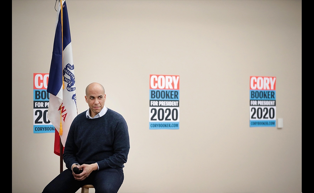 Cory Booker Ngôi sao đang lên của Đảng Dân chủ, 37 tuổi, người Mỹ gốc Phi thường được so sánh với Barack Obama, được bầu làm thị trưởng thành phố Newark, thành phố đông dân nhất của tiểu bang New Jersey ở ngoại ô New York, Cory Booker là người có trình độ (tốt nghiệp đại học Stanford, Oxford và Yale) và sự năng động của ông hứa hẹn sẽ ảnh hưởng đến những cuộc bầu cử sơ bộ tiếp theo. Những cải cách của ông trong lĩnh vực an ninh và thất nghiệp đã tạo được ấn tượng ở Newark. Thậm chí ông còn trở thành một siêu anh hùng khi giải cứu một người phụ nữ bị mắc kẹt trong đám cháy năm 2012. Theo phe cánh tả, ông ủng hộ chế độ bảo hiểm y tế dành cho tất cả mọi người, bảo vệ môi trường, tích cực chống phân biệt đối xử và giảm bất bình đẳng. Trở thành thượng nghị sĩ tại Quốc hội từ năm 2013, ông đang là đối thủ trực diện của Tổng thống đương nhiệm Trump. Điểm bất lợi của ông là không kết hôn, và thân cận với doanh nghiệp lớn. (Ảnh: Scott Olson / AFP)