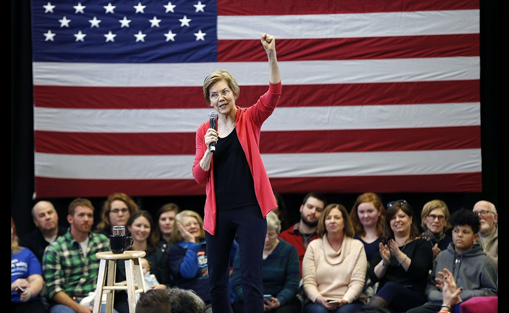 Elizabeth Warren Người phụ nữ đầu tiên bắt đầu cuộc đua ứng cử Tổng thống của đảng Dân chủ vào ngày 31 tháng 12 năm 2018, Thượng nghị sĩ bang Massachussets, ở tuổi 69, bà là một gương mặt sáng giá và là nhân vật thay thế của đảng kể từ khi Hilary Clinton rút lui, và sẽ đối đầu với Donald Trump. Được phe cấp tiến yêu chuộng, thẩm vấn rất cứng rắn đối với các giám đốc điều hành Phố Wall và thúc đẩy sự điều tiết chặt chẽ của chính phủ với ngành tài chính, bà đang có chiến dịch tranh cử chống lại tình trạng bất bình đẳng thu nhập và ủng hộ tầng lớp trung lưu. Cựu giáo sư luật tại Harvard, người đã đề xuất áp dụng thủ tục kê khai an ninh nhập khẩu (ISF), đã đưa ra chương trình tranh cử với việc thiết lập một hệ thống y tế toàn cầu, tăng mức lương tối thiểu và chính sách chủ động về môi trường. (Ảnh: Michael Dwyer / AP / SIPA)
