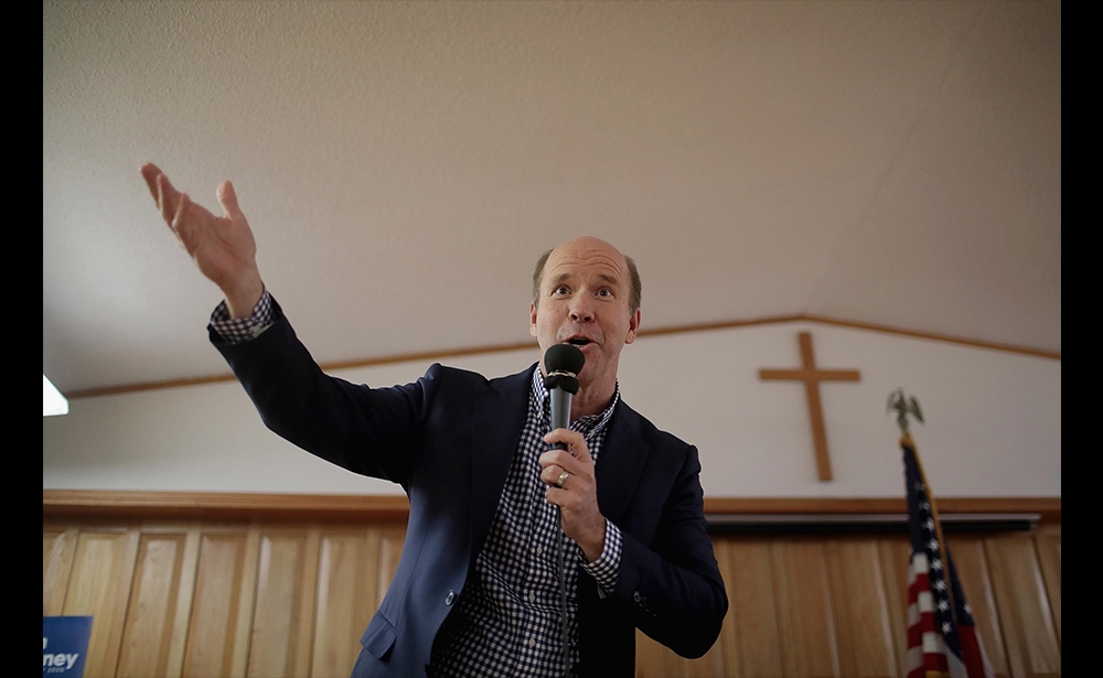 John Delaney Ít được công chúng biết đến, người đàn ông này có mục tiêu rất to tát là trở thành tổng thống Hoa Kỳ. Làm dân biểu ở tiểu bang Maryland từ năm 2013, Delaney là người đầu tiên tuyên bố chạy đua vào nhà Trắng... từ tháng 7 năm 2017, sau khi từ chức ghế quốc hội để tận tâm “cày nát” khu vực bầu cử của mình. Ở tuổi 55, cựu luật sư này, một doanh nhân thành đạt, một nhà tài trợ chính của Đảng Dân chủ có tài sản trị giá 50 triệu đô la, là một người Công giáo gắn liền với công bằng xã hội, người sẽ không ngần ngại đánh thuế doanh nghiệp nhiều hơn. Thực dụng, nhưng cũng hơi lãng mạn theo kiểu Đông Ki Sốt, ông tranh cử theo khuynh hướng trở lại việc hợp tác lưỡng viện quốc hội với nền tảng tập trung vào các chính sách tiến bộ, đặc biệt là về sức khỏe (bảo hiểm toàn cầu) hoặc sự nóng lên toàn cầu. (Ảnh: Scott Olson / AFP)