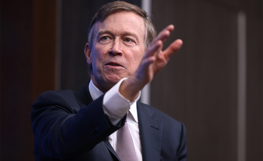 John Hickenlooper Sau hai nhiệm kỳ là thống đốc bang Colorado, cựu nhà địa chất của một công ty dầu khí và người sáng lập nhà máy bia đầu tiên ở Denver trước khi trở thành thị trưởng (từ 2003 đến 2011), ra tranh cử tổng thống. Ông muốn đoàn tụ mọi người trong thời kỳ khủng hoảng để sửa chữa thiệt hại do Trump gây ra. Chúng tôi cần những người mơ mộng ở Washington, ông nói, nhưng ông đã chứng minh được tính hiệu quả: thành phố Denver đã phát triển dưới sự quản lý của ông và Colorado đã nổi tiếng với các nhà máy bia. Kết quả: ông được xếp hạng 5 thị trưởng tốt nhất của Hoa Kỳ vào năm 2005. (Ảnh: AFP / Chip Somodevilla)