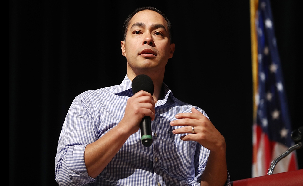 Julian Castro Trẻ tuổi (44 tuổi) và mơ ước trở thành người gốc Tây Ban Nha đầu tiên định cư tại Nhà Trắng. Ông là một người Mỹ gốc Mexico thế hệ thứ ba tại thời điểm đảng Dân chủ đang khao khát sự tham gia của dân số Latino đang phát triển ở Mỹ. Là người Mỹ gốc Mexico, ông được bầu làm ủy viên hội đồng thành phố San Antonio ở tuổi 26, sau đó là thị trưởng thành phố vào năm 2009 và là Bộ trưởng Nhà ở và Phát triển Đô thị dưới thời cựu Tổng thống. Giống như Obama, Julian Castro ủng hộ bảo hiểm y tế toàn cầu, ông là một người phản đối triệt để chính sách chống nhập cư của Trump, một người ủng hộ đầu tư vào giáo dục, một nhà bảo vệ người thiểu số, và biện pháp đầu tiên ông sẽ làm với tư cách tổng thống là tham gia thỏa thuận Paris về môi trường. Trở thành người chiến thắng trong cuộc bầu cử tổng thống năm 2020, ông sẽ là tổng thống trẻ nhất của Hoa Kỳ sau J-F Kennedy (43) và Theodore Roosevelt (42). (Ảnh: Mario Tama / AFP)