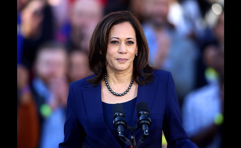 Kamala Harris Kamala (hoa sen trong tiếng Phạn) Harris là con gái của một người mẹ Ấn Độ và một người cha gốc Jamaica và là người phụ nữ Mỹ gốc Phi đầu tiên chạy vào Nhà Trắng. Ở tuổi 54, đảng viên Dân chủ này đã đưa ra thông điệp vào ngày Martin Luther King, theo đó bà hứa sẽ bảo vệ các giá trị nguy cấp trân trọng người Mỹ, như công lý, bình đẳng và khuôn phép. Đến từ California, bà là người phụ nữ đầu tiên và công tố viên da đen đầu tiên ở San Francisco và sau đó là công tố viên California từ năm 2003, được bầu vào Thượng viện năm 2016. Bà nổi tiếng là công tố viên cứng rắn trong các cuộc thẩm vấn tại các phiên điều trần căng thẳng ở quốc hội đối với các thành viên Thượng viện của chính quyền Trump. (Ảnh: SPACE / REX / Shutterstock / SIPA)