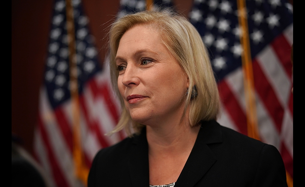Kirsten Gillibrand Cựu luật sư của công ty Philip Morris, cựu thành viên của Hạ viện và Thượng nghị sĩ Dân chủ của bang New York từ năm 2009 (bà thay thế bà Hillary Clinton), luật sư 52 tuổi này đã bắt tay vào cuộc đua để chiến đấu chống lại Trump. Trụ cột của phong trào #Me Too, bà bảo vệ một xã hội bình đẳng hơn, quyền thực sự đối với hệ thống y tế và hệ thống giáo dục và đào tạo tốt hơn để tiếp cận tầng lớp trung lưu. Từ lâu, bà được coi là một nhà dân chủ bảo thủ dành riêng cho hôn nhân đồng tính, người bảo vệ quyền tự do mang vũ khí và là người ủng hộ chính sách đàn áp nhập cư, bà đã trở thành một trong những thượng nghị sĩ tiến bộ nhất trong cả nước bằng cách thay đổi bước đi trên tất cả các chủ đề này. (Alex Wong / AFP)