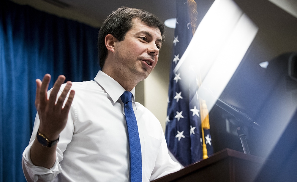 Pete Buttigieg Ở tuổi 37, ông có thể trở thành tổng thống trẻ nhất trong lịch sử Hoa Kỳ. Thị trưởng của South Bend, thành phố sản xuất của bang Indiania, từ năm 29 tuổi, ông cũng là ứng cử viên đầu tiên công khai đồng tính. Dựa vào tuổi trẻ, ông tuyên bố có nhiều kinh nghiệm quản trị hơn Tổng thống và Phó Tổng thống Hoa Kỳ đương nhiệm, và nhiều kinh nghiệm về chiến tranh hơn tất cả các tổng thống kể từ George HW Bush: chàng sinh viên tốt nghiệp Harvard này là Trung úy dự bị của hải quân sau khi tham gia cuộc chiến Afghanistan vào năm 2013. Một người ủng hộ việc trẻ hóa Đảng Dân chủ, ông muốn rũ bỏ chính sách quá khứ, đặc biệt là về khí hậu, kinh tế và kiểm soát súng. Và nhiều người đang dự đoán ông sẽ có một tương lai chính trị tươi sáng. (Ảnh: Sarah Silbiger / The New)