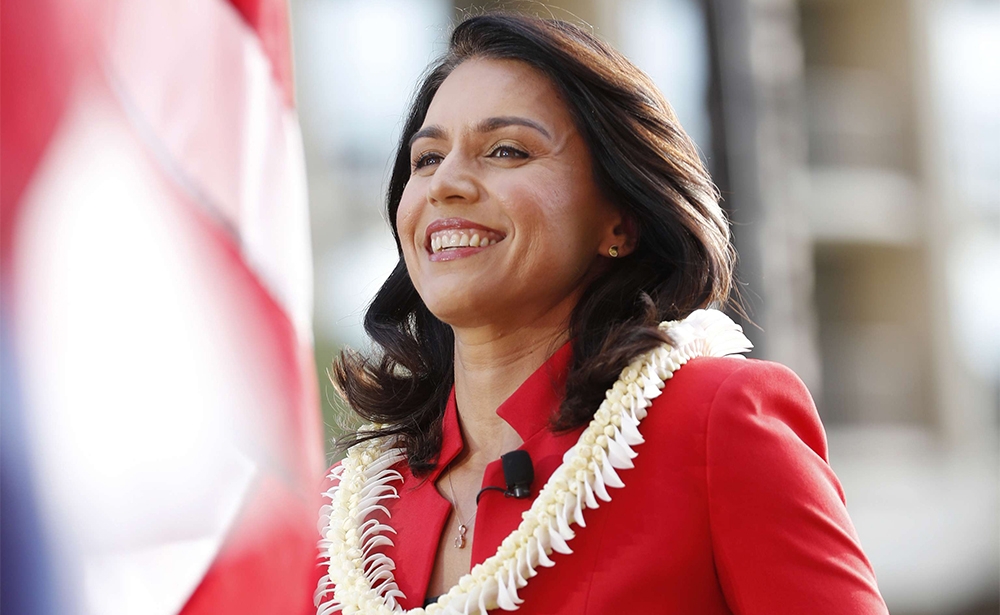 Tulsi Gabbard Sinh ra ở Samoa, 37 tuổi, dân biểu đảng Dân chủ đại diện cho Hawaii tại Quốc hội từ năm 2013, Tulsi Gabbard đã được bầu vào Hội đồng Hawaii khi cô chỉ mới 21 tuổi, trước khi vào Vệ binh Quốc gia và Tình nguyện trong các cuộc triển khai quân sự của Hoa Kỳ tại Iraq năm 2004 và tại Kuwait năm 2008. Trong quá khứ, bà là người phản đối quyền phá thai và hôn nhân đồng tính. Bà là người sớm, và thẳng thắn ủng hộ cho chiến dịch tranh cử tổng thống năm 2016 của Bernie Sanders, nhưng bà đã gặp Trump ngay sau chiến thắng của ông ấy, họ gặp nhau với tư cách là thành viên nội các, và bà được kỳ vọng sẽ trở thành đại sứ cho Hoa Kỳ tại Liên Hợp Quốc. Tuy nhiên, trong màu cờ sắc áo của đảng Dân chủ, bà đang nhắm đến cuộc tranh cử tổng thống năm 2020, với mong muốn cải thiện hệ thống y tế, cải cách công lý và đấu tranh chống biến đổi khí hậu. (Ảnh: Marco Garcia / AP / SIPA)