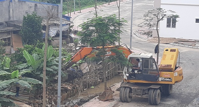 Hệ thống mương dẫn nước thải quanh khu chung cư Pruksa đang được tiến hành nạo vét, dọn dẹp vệ sinh sạch sẽ