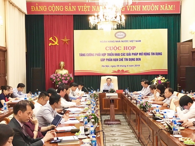 NHNN cho biết, thời gian tới, NHCSXH tăng cường thêm gói tín dụng mới dành riêng cho các hộ thoát nghèo, trong đó sẽ không thực hiện gò bó lãi suất