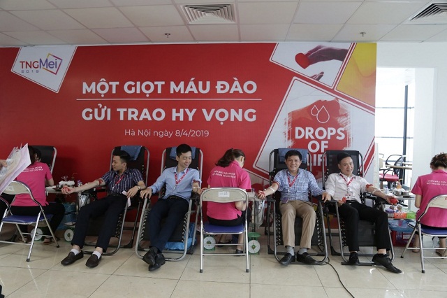 Anh Hoàng Khắc Lai (ngoài cùng bên phải) cho biết đã tham gia nhiều chương trình hiến máu nhưng rất xúc động vì ý thức của các CBNV ở đây. Nhiều bạn đã nghiên cứu rất kỹ các hướng dẫn để chuẩn bị cho việc hiến máu như chế độ ăn uống, nghỉ ngơi trong vòng 1 tuần trước khi lấy máu.