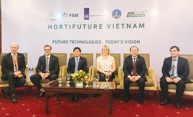 Chủ tịch Liên minh HTX Việt Nam Nguyễn Ngọc Bảo (thứ 2 từ phải sang ) khẳng định ngành trồng trọt sẽ tiếp tục phát triển tại Việt Nam