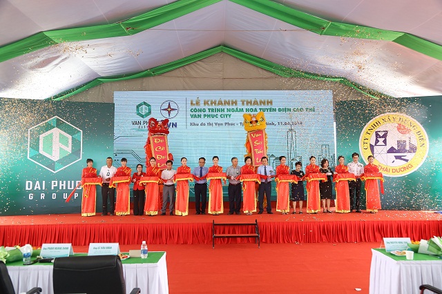 Các đại biểu cắt băng khánh thành dự án