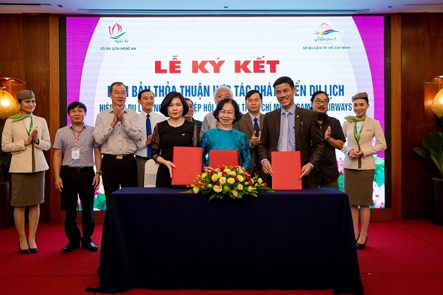 Phó Tổng Giám đốc Bamboo Airways - bà Võ Thị Thùy Dương (áo đen bên trái) ký kết thỏa thuận hợp tác phát triển du lịch cùng Hiệp hội Du lịch tỉnh Nghệ An và Hiệp hội Du lịch TP. HCM.