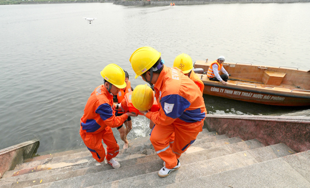 Sử dụng thuyền tiếp cận vị trí để đưa nạn nhân vào đất liền cấp cứu