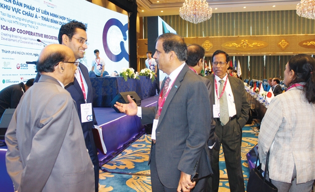 Các đại biểu quốc tế trao đổi tại Diễn đàn