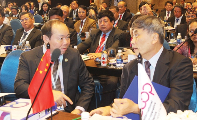 Chủ tịch Nguyễn Ngọc Bảo trao đổi với ông Li Chunsheng - Chủ tịch Liên minh HTX quốc tế khu vực châu Á - Thái Bình Dương