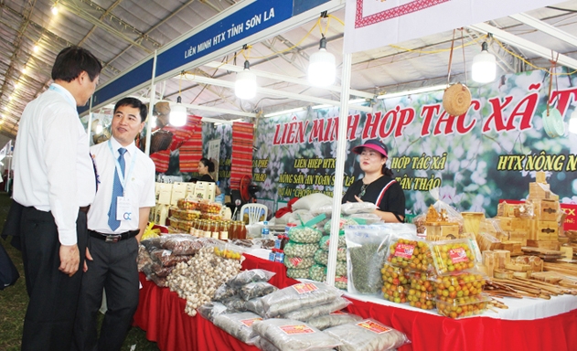 Các đại biểu tham quan gian hàng của Liên minh HTX tỉnh Bắc Ninh