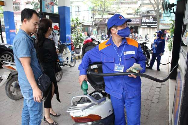 Giá xăng tăng hơn 1.000 đồng/lít, dầu tăng từ 200-400 đồng/lít (Ảnh: Internet)