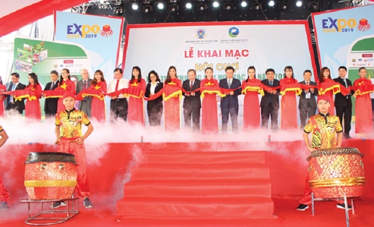 Cắt băng khai mạc Hội chợ Xúc tiến thương mại HTX 2019