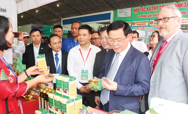 Phó Thủ tướng Vương Đình Huệ và đại biểu quốc tế tham quan Hội chợ