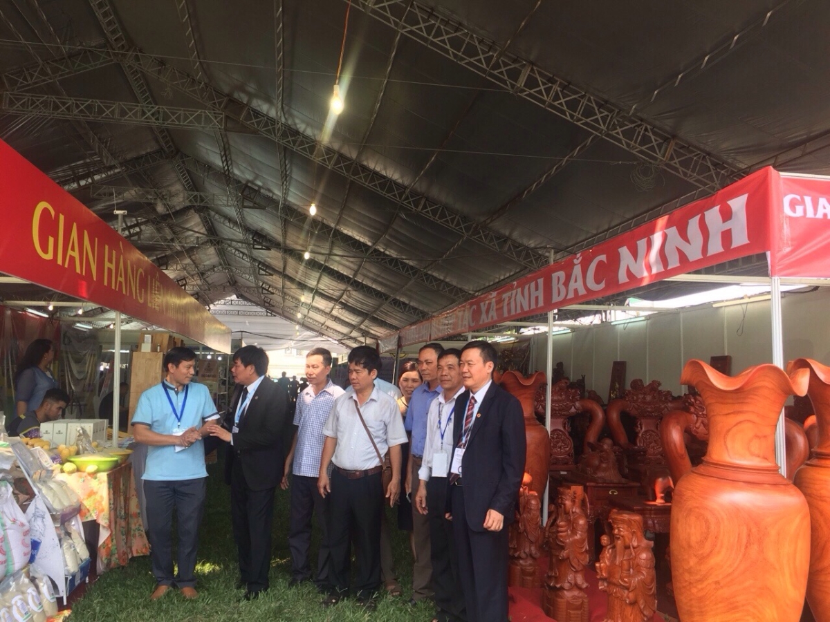 Các đại biểu tham quan gian hàng của Liên minh HTX tỉnh Bắc Ninh