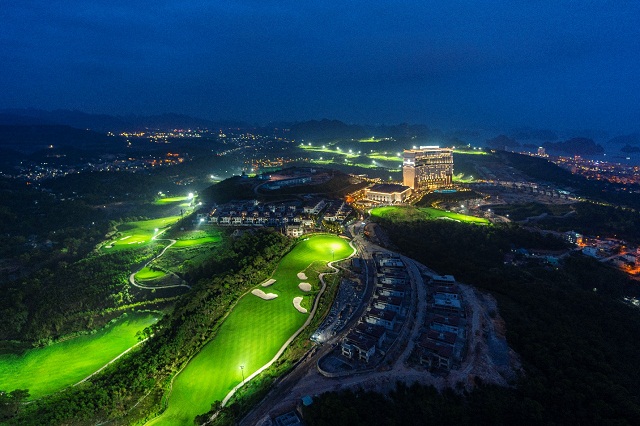 Về đêm, khách sạn FLC Grand Hotel Halong như một lâu đài nguy nga giữa miền biển