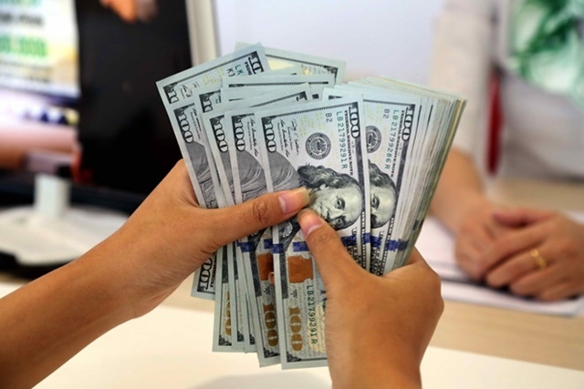 Tỷ giá trung tâm hôm nay tăng vọt lên 23.004 VND/USD, kéo giá USD tại một số ngân hàng thương mại lên mức 23.165 - 23.265 VND/USD (Ảnh Internet)