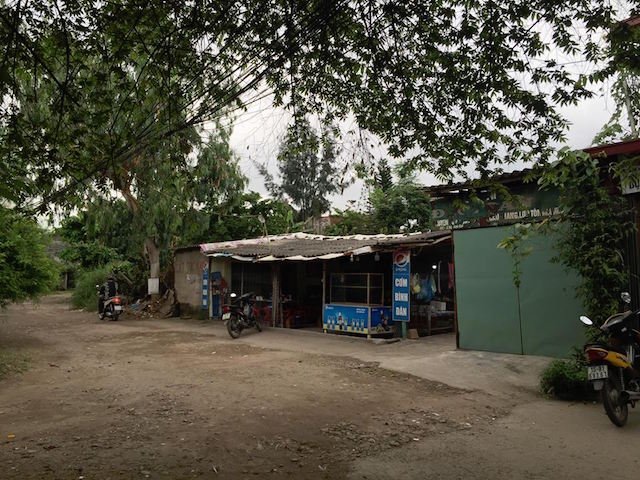 Đã 16 năm nay, nhà cửa của dân cư tạm bơ, xuống cấp