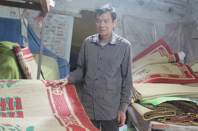 Ông Tô Xuân Hiền - Giám đốc HTX đang kiểm tra mẻ chiếu mới hoàn thành