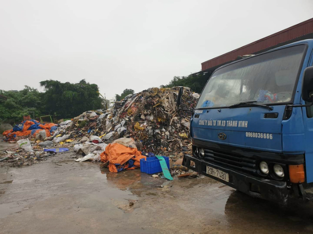 Rác thải công nghiệp được tập kết tại khuôn viên của công ty Đầu tư thương mại xây dựng Thành Vinh