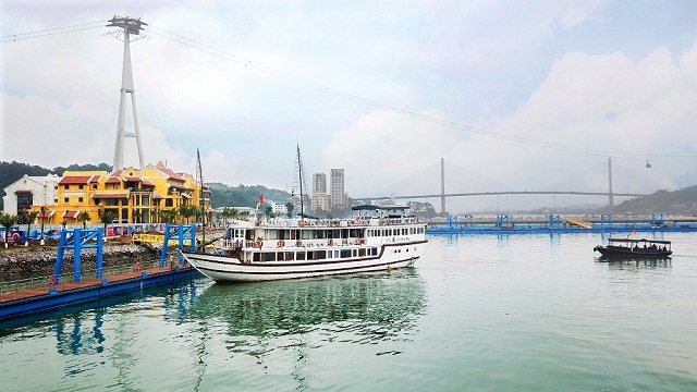 Bến thủy nội địa được trang bị hệ thống thiết bị hiện đại đảm bảo an toàn cho tàu đỗ và du khách thăm vịnh