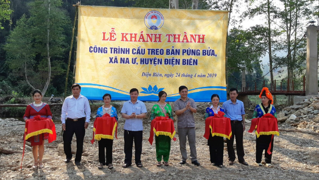 Cắt băng khánh thành cầu treo bản Púng Bửa ngày 24-4-2019.