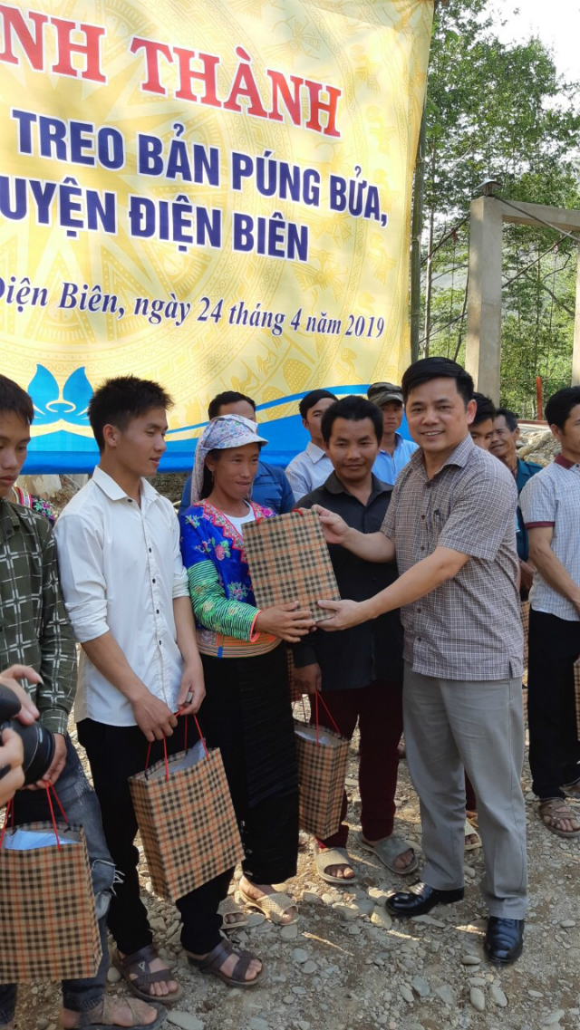 Phó Chủ tịch Liên minh HTX Việt Nam Nguyễn Văn Thịnh tặng quà người dân bản Púng Bửa