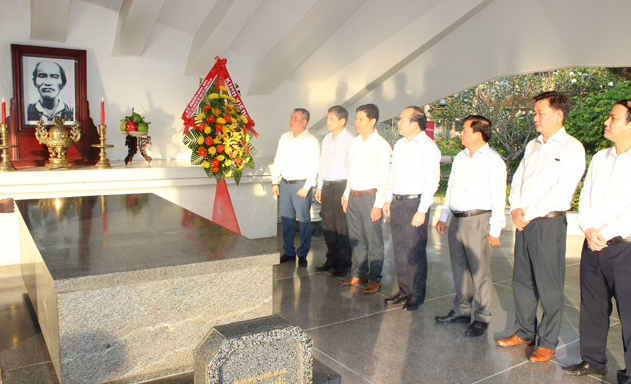Đoàn công tác Liên minh HTX Việt Nam viếng mộ cụ thân sinh Bác Hồ